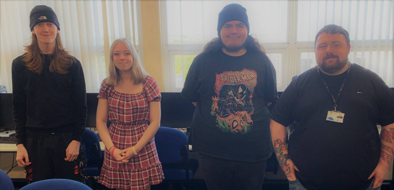 Y myfyrwyr Lucas Grew, Lili Bacciochi a Tom Barry gyda'r tiwtor Rob Griffiths