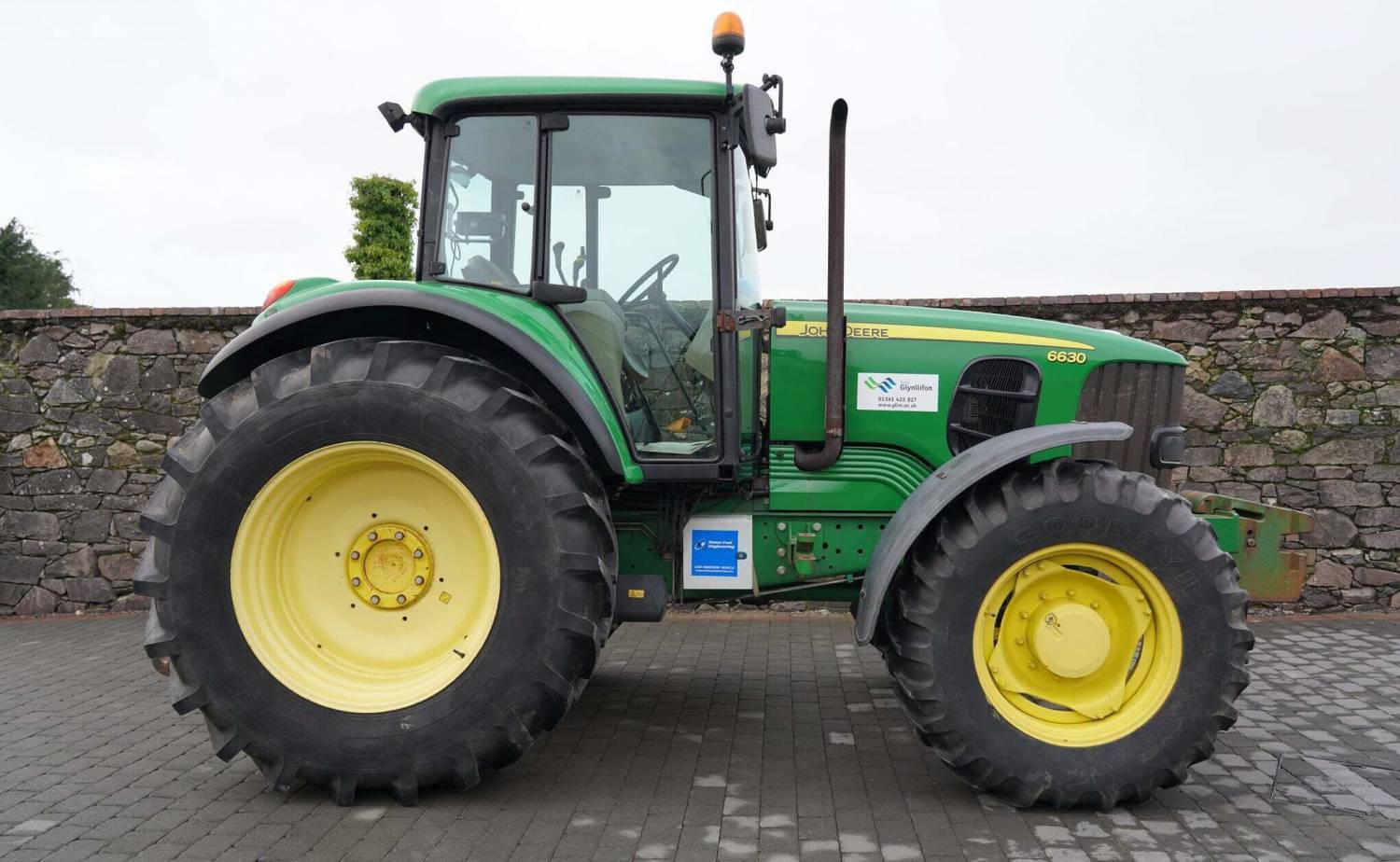 Tractor ar fferm Glynllifon
