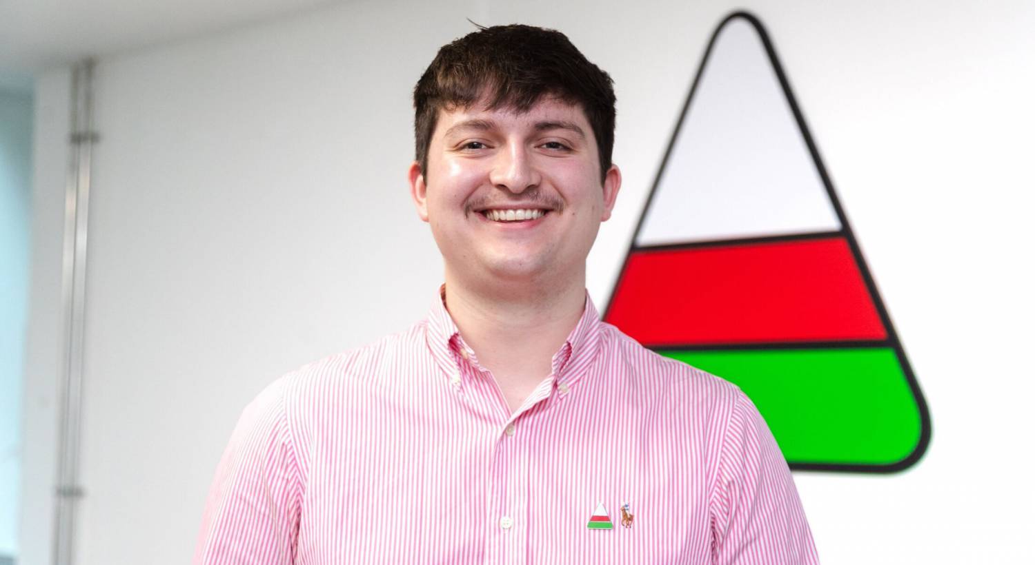 Cyn-fyfyriwr o Goleg Meirion-Dwyfor, Deio Siôn Llewelyn Owen, sydd wedi ei benodi'n un o Ymddiriedolwyr Ifanc Urdd Gobaith Cymru