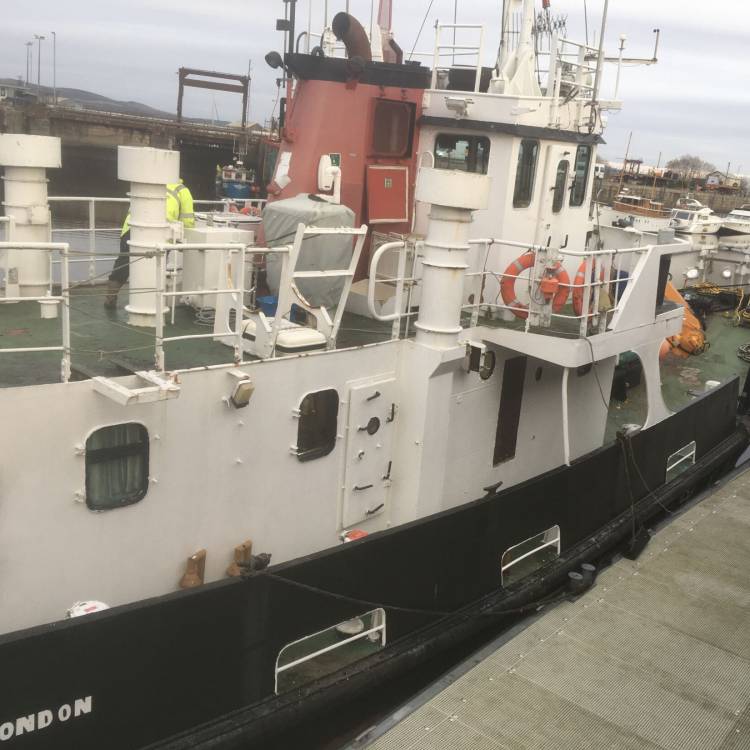 Llong yr Island Reach yn Harbwr Conwy